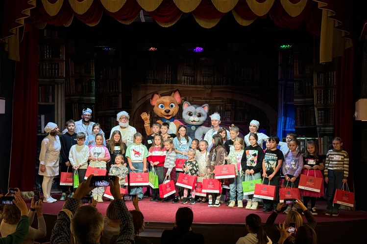 Театра кошек Куклачева учит детей ответственному отношению к питомцам.jpg