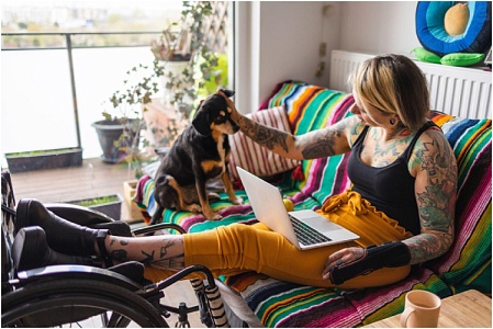 Некоторые собаки побаиваются людей с татуировками и пирсингом: исследование