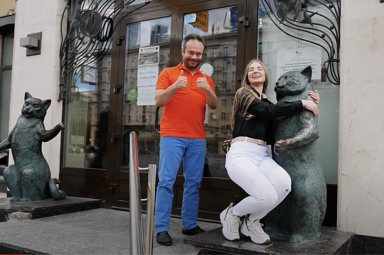 Как живут кошки в стеклянном дворце Кулачева. Видеорасследование